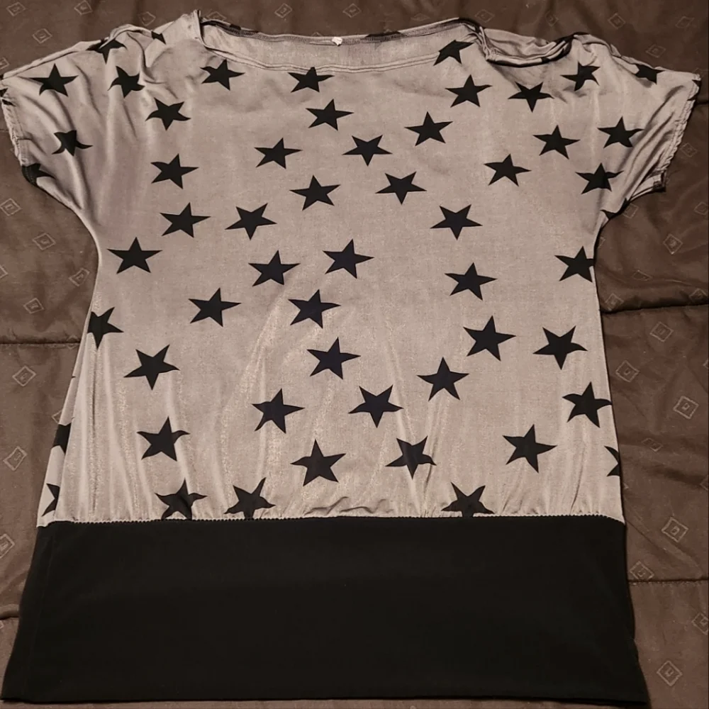 Rue21 Top with Stars - Picture 1 of 3